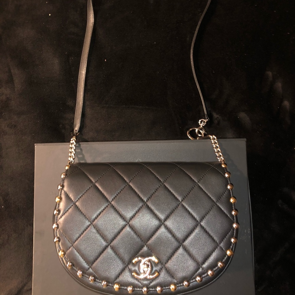 Chanel gold and silver stud crossbody bag - Picture 4 of 15